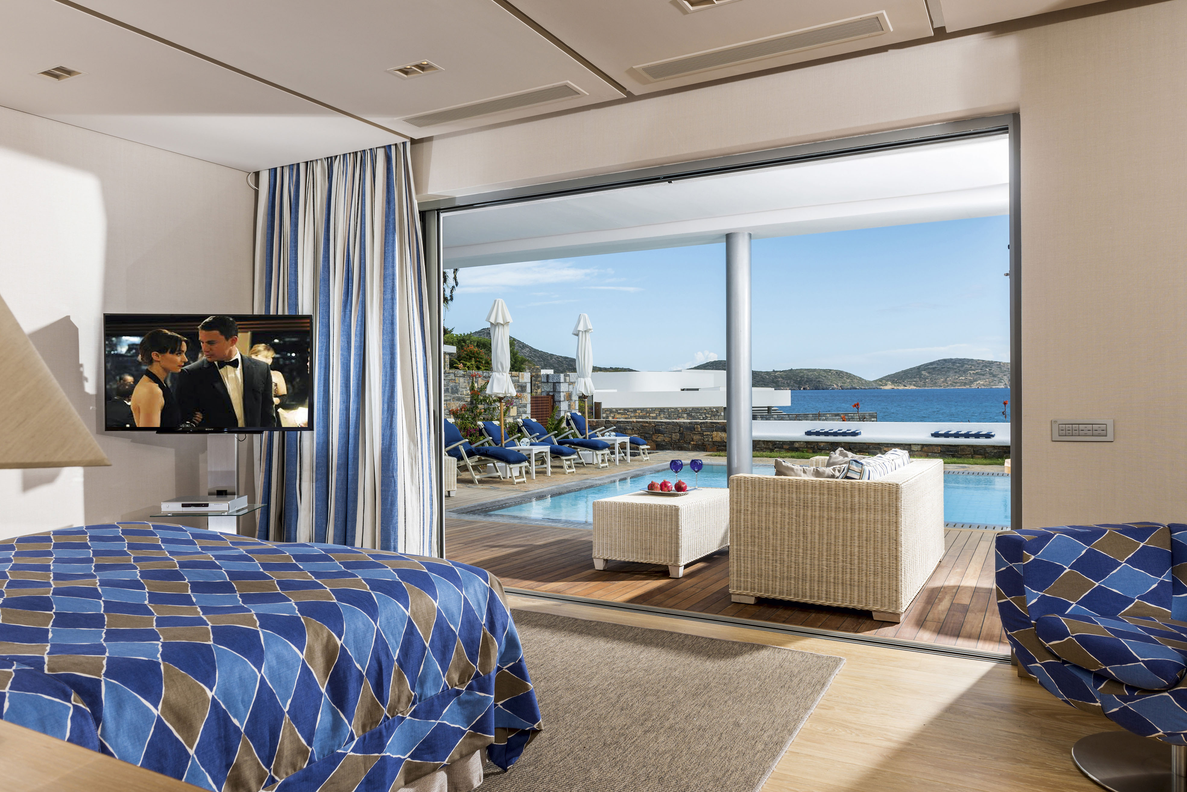 Grant Villa Waterfront Private Heated Pool8