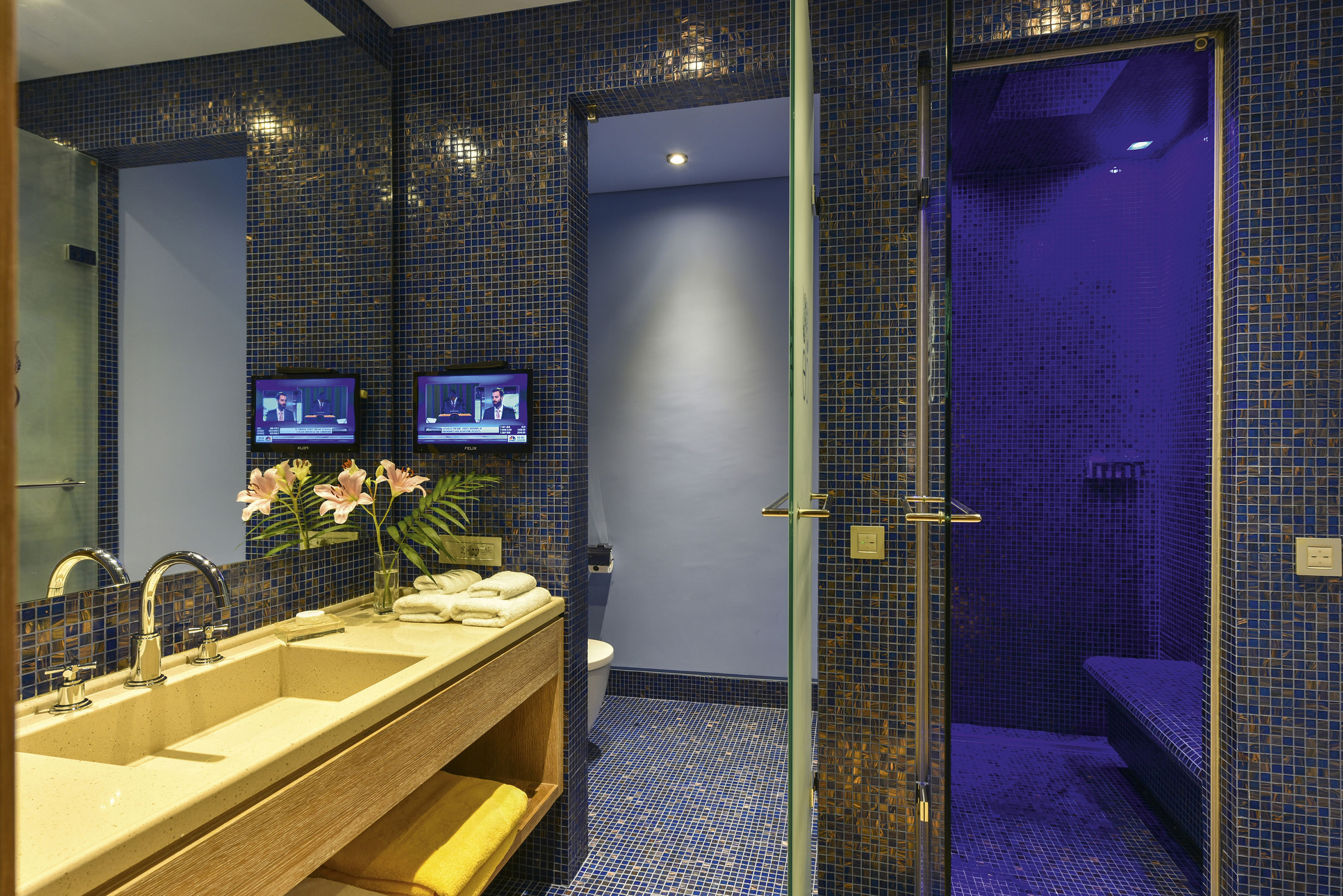 Grant Villa Waterfront Private Heated Pool11