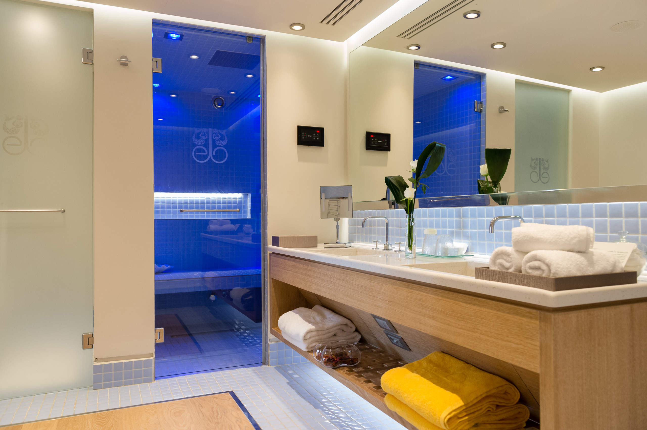 Three Bedrooms Premium Waterfront Villa Private Heated Pool7