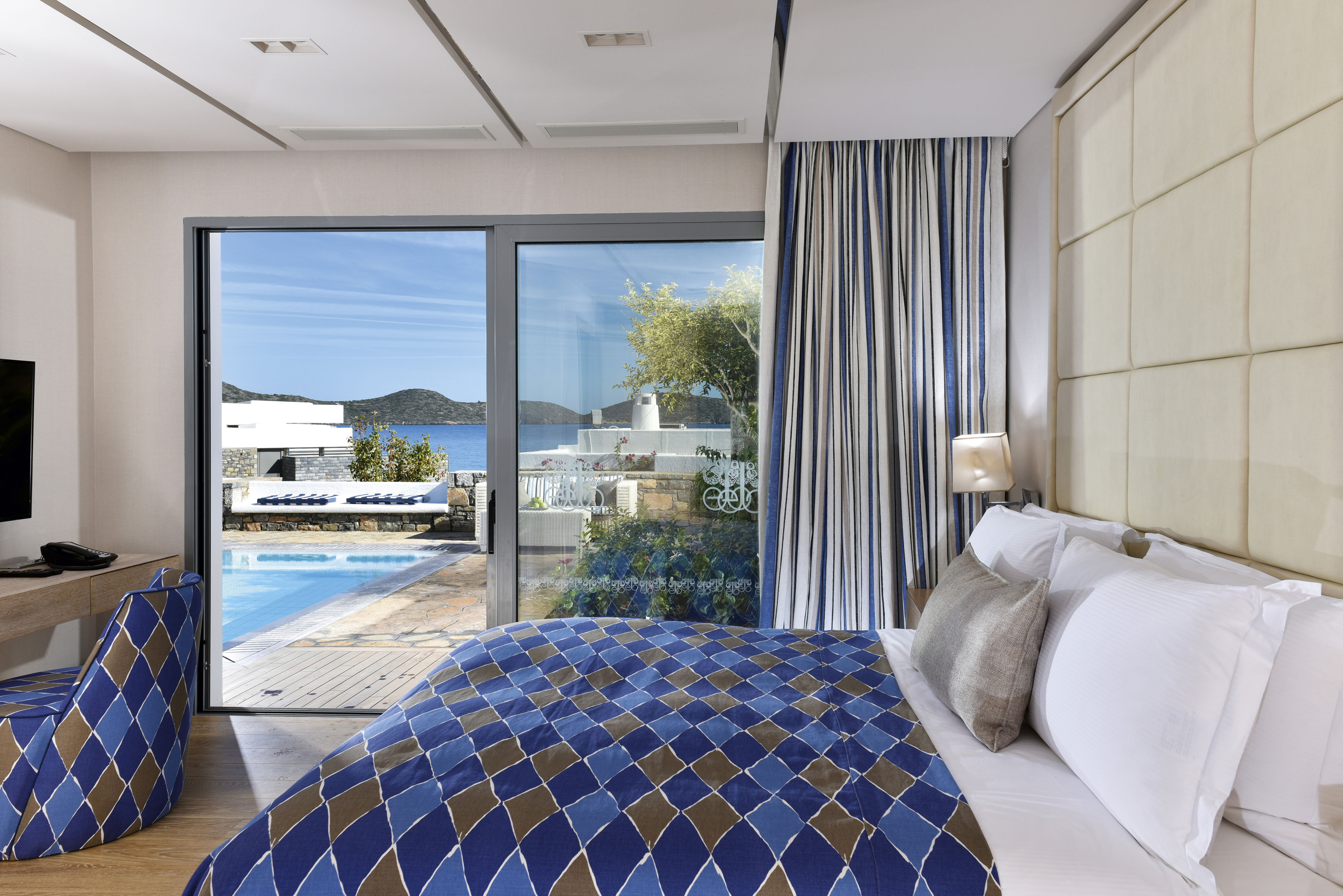 Grant Villa Waterfront Private Heated Pool2