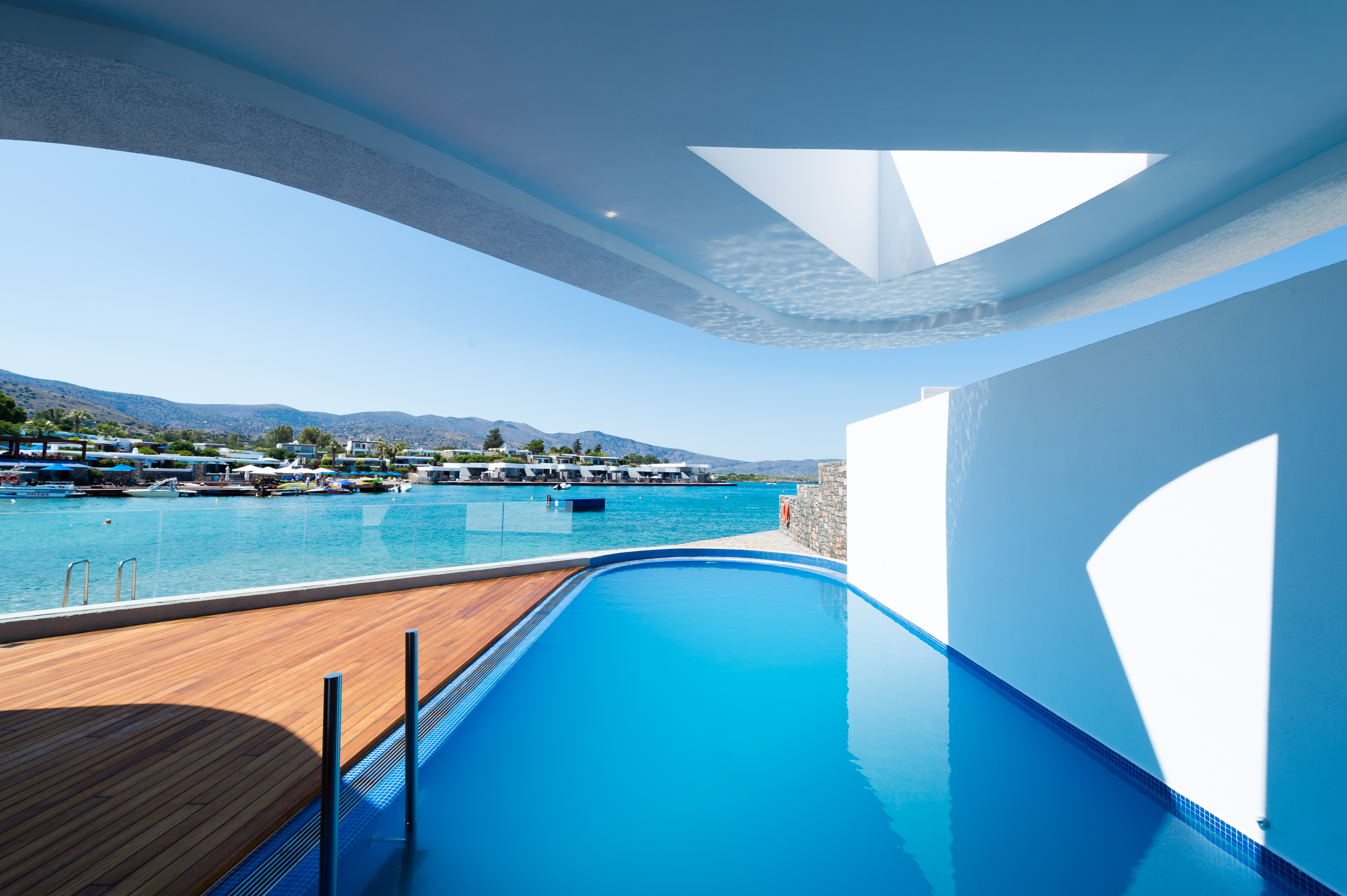 Three Bedrooms Premium Waterfront Villa Private Heated Pool9